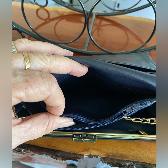 Givency Beautiful Leather Wallet with Box,Dustbag and paperwork - Picture 9 of 16